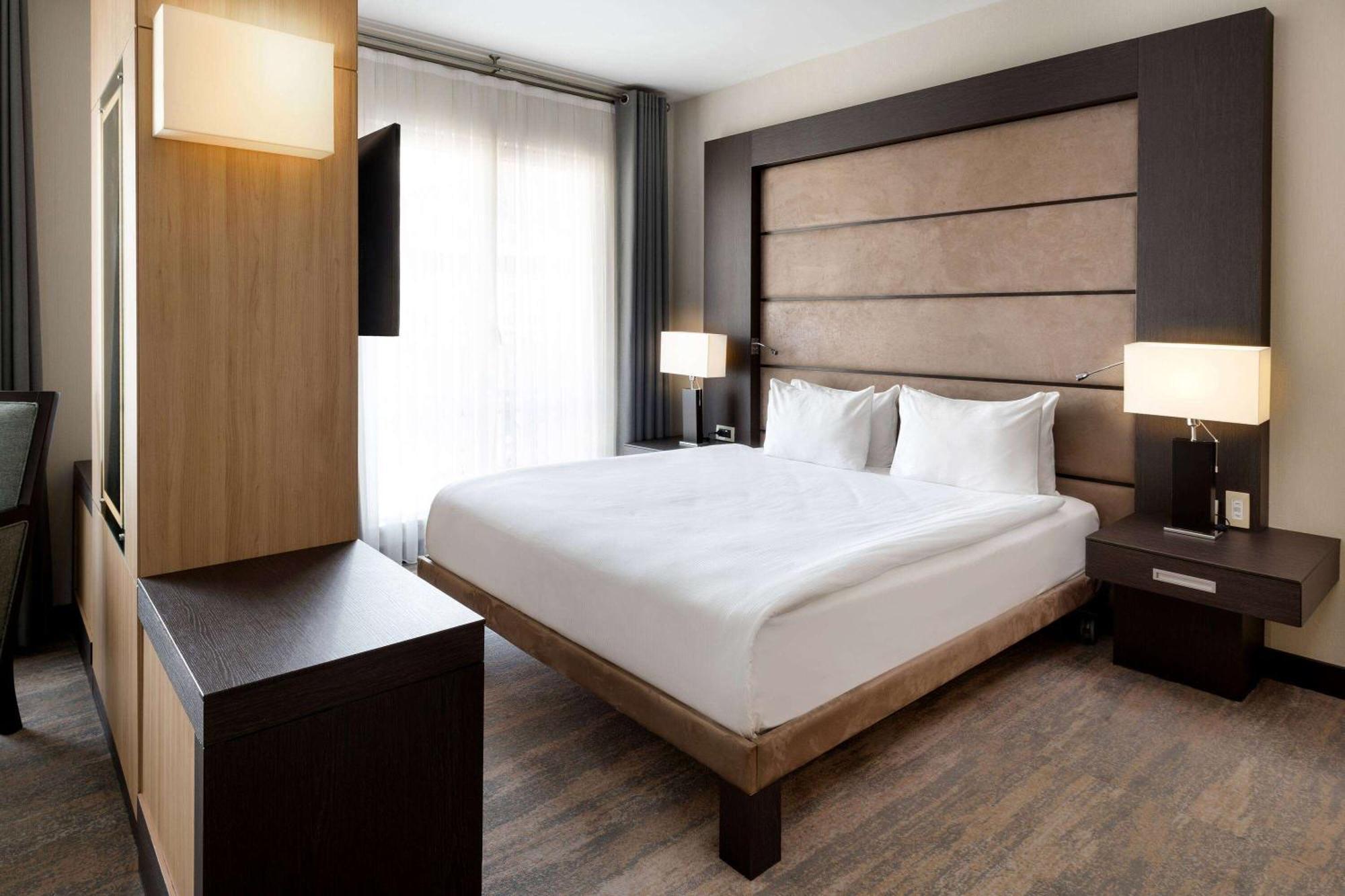 Otel Ramada Plaza By Wyndham Center 5*