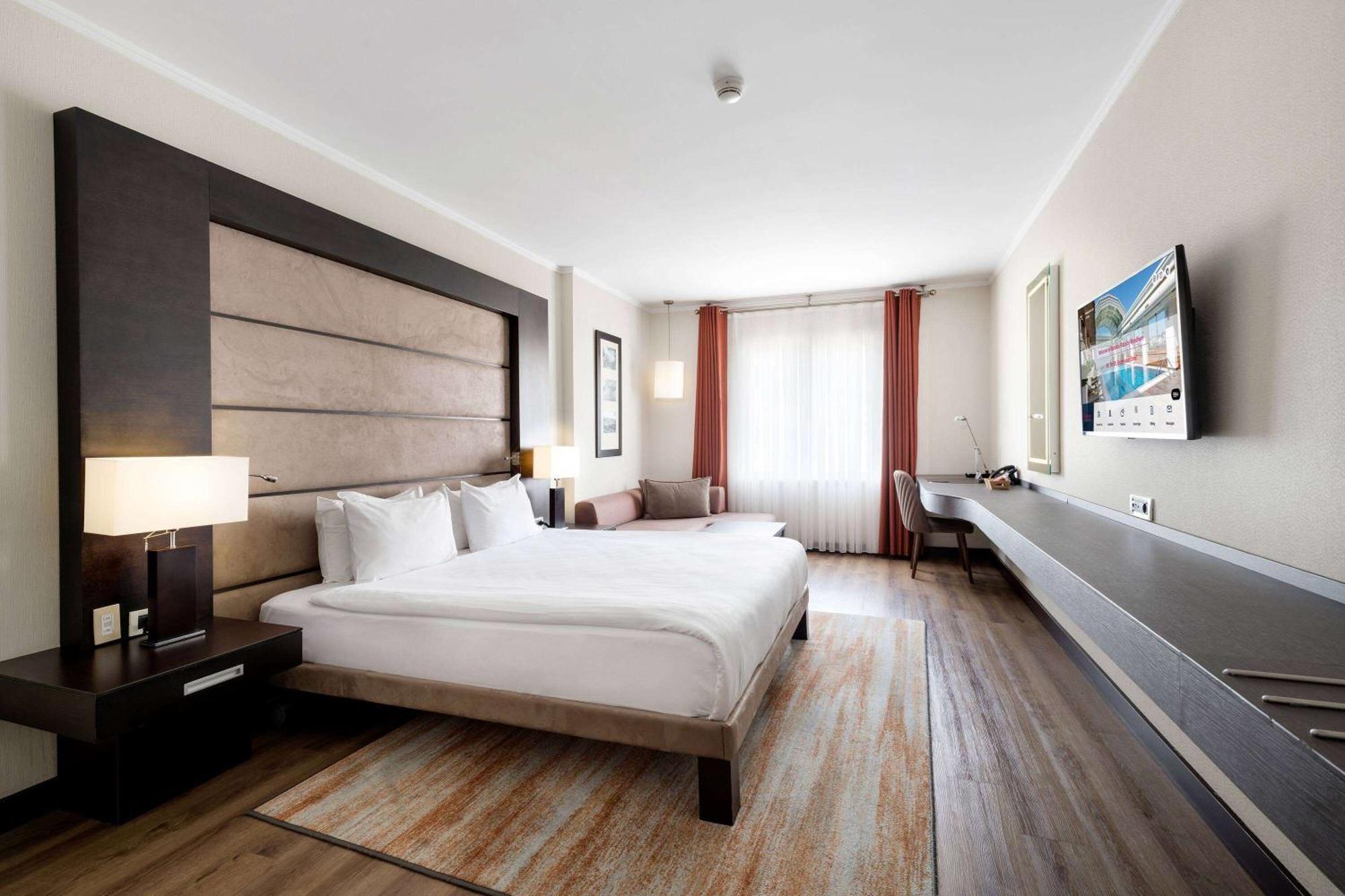Ramada Plaza By Wyndham Center Otel