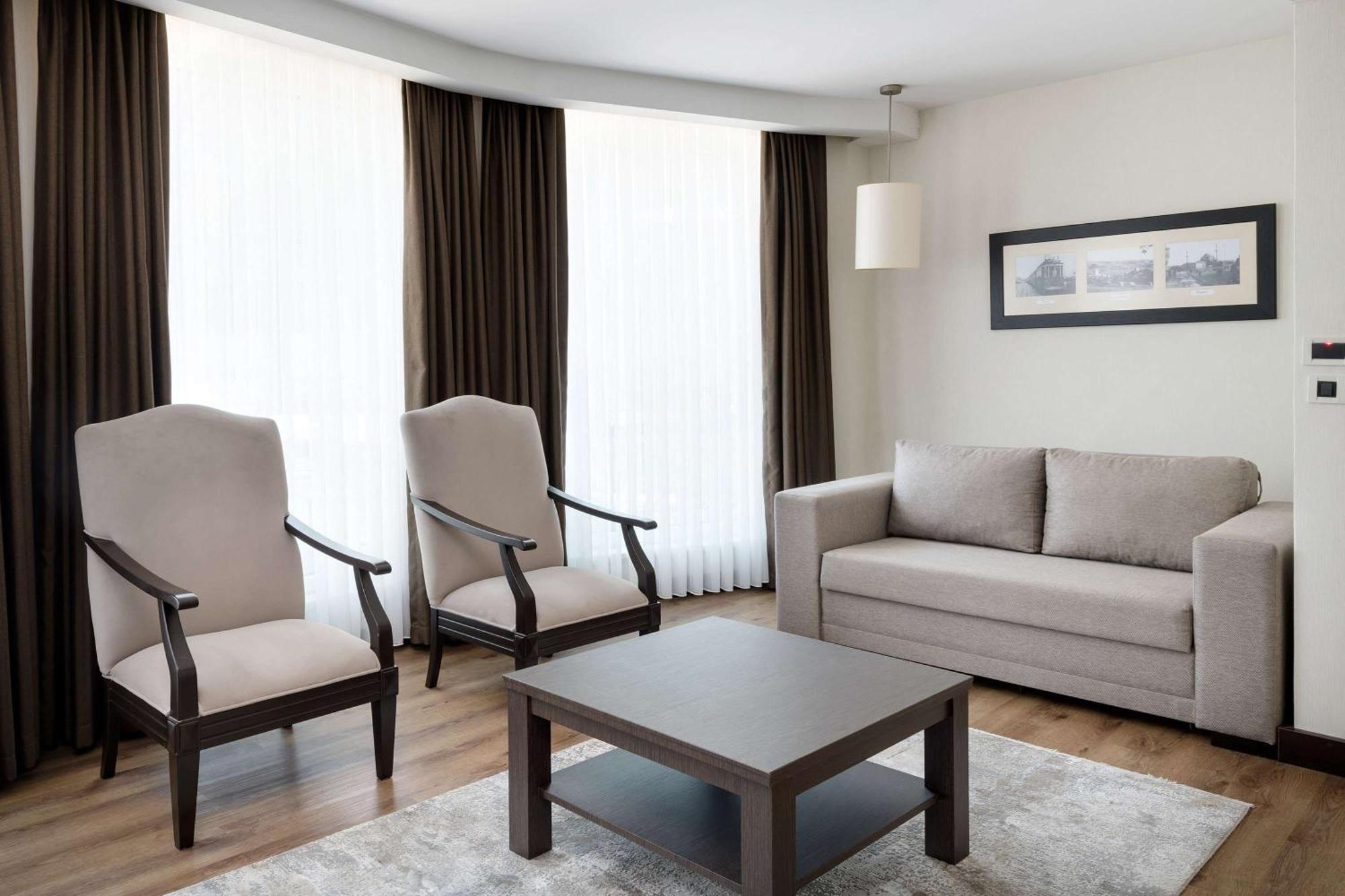 Ramada Plaza By Wyndham Center